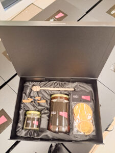 Poslovni pokloni u crnoj kutiji s logom