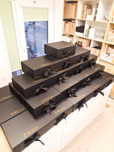 Poslovni pokloni u crnoj kutiji s logom