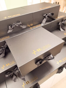 Poslovni pokloni u crnoj kutiji s logom